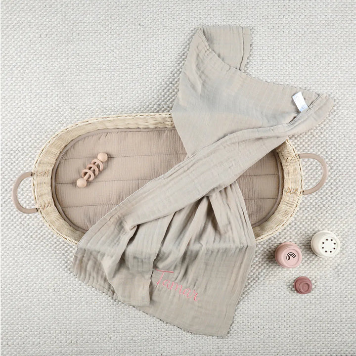 מארז מתנה ליולדת שמיכה + מדבקות שם + מגנט תאריך פתיחה - שנהב בנות - מטרנה