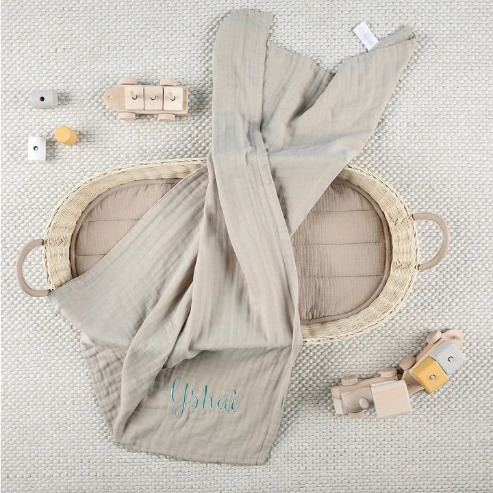 מארז מתנה ליולדת שמיכה + מדבקות שם + מגנט תאריך פתיחה - שנהב בנים - מטרנה