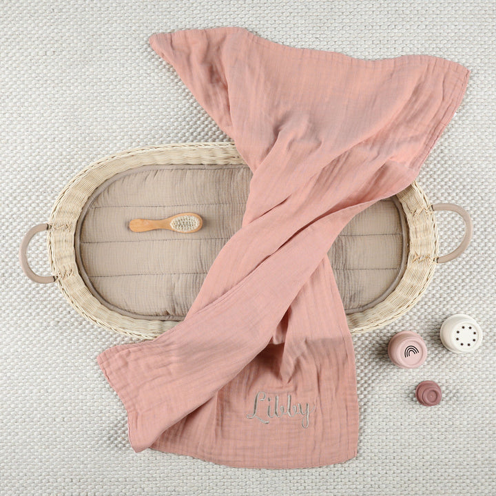 מארז מתנה ליולדת שמיכה + מדבקות שם + מגנט תאריך פתיחה - בלאש - מטרנה