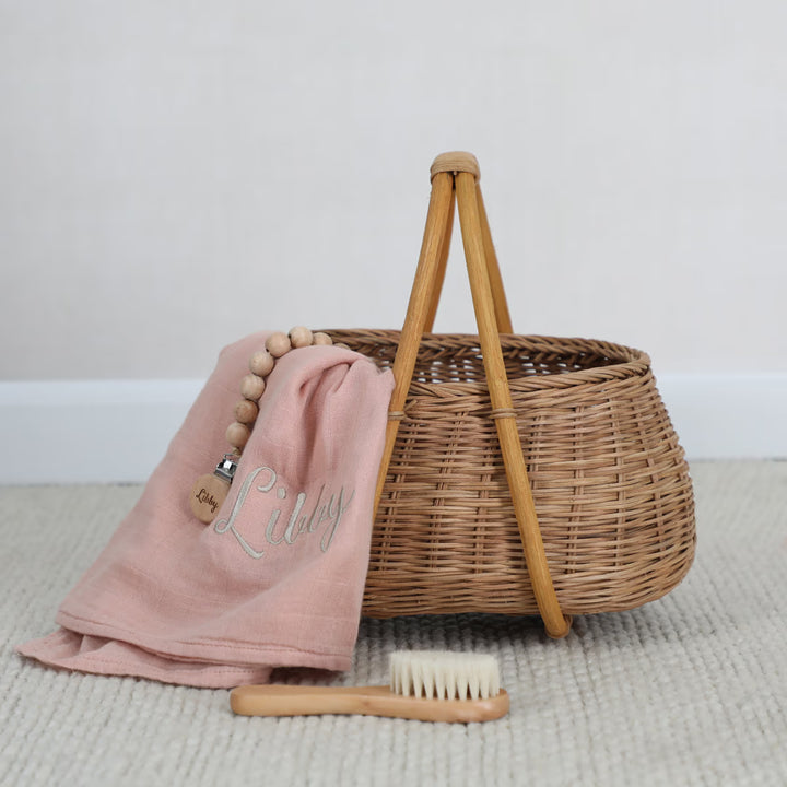 מארז מתנה ליולדת חיתול + מדבקות שם + מגנט תאריך פתיחה - בלאש - מטרנה