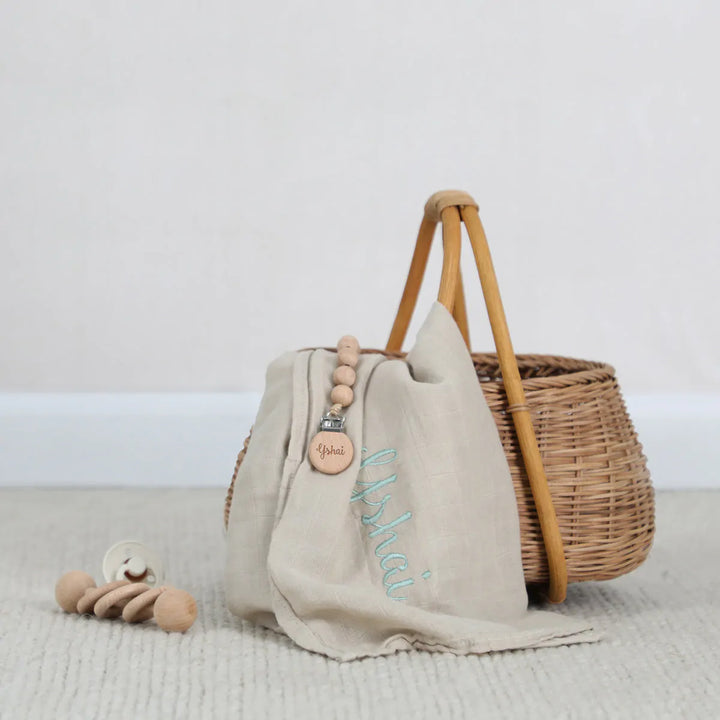 מארז מתנה ליולדת חיתול + מדבקות שם + מגנט תאריך פתיחה - שנהב בנים - מטרנה