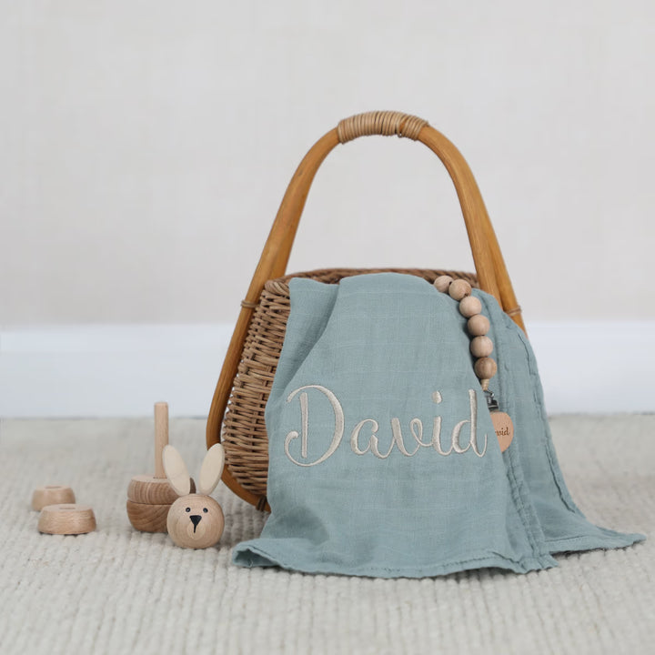 מארז מתנה ליולדת חיתול + מדבקות שם + מגנט תאריך פתיחה - שמיים - מטרנה