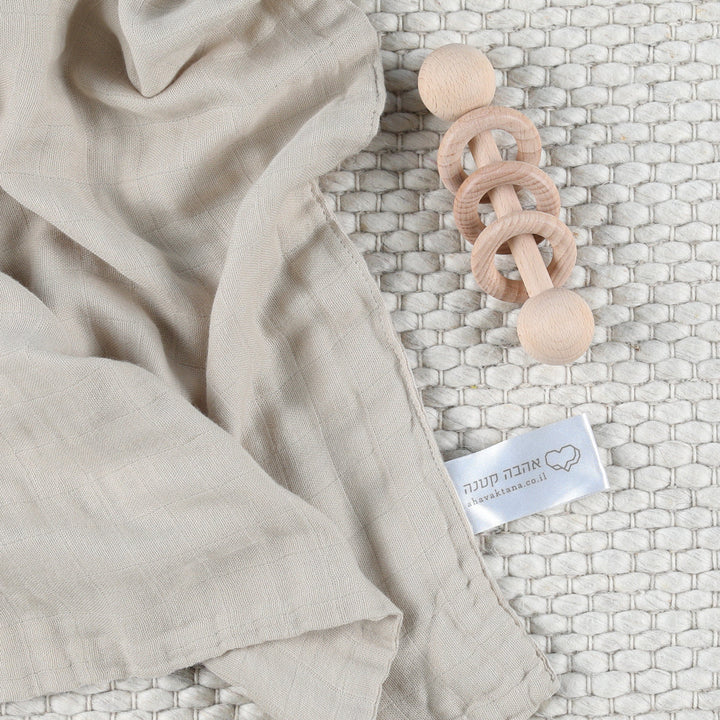 מארז מתנה ליולדת שמיכה + מדבקות שם + מגנט תאריך פתיחה - שנהב בנים - מטרנה